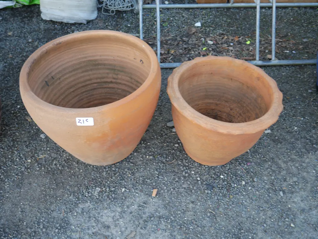 2 terracotta plant pots Image 1++