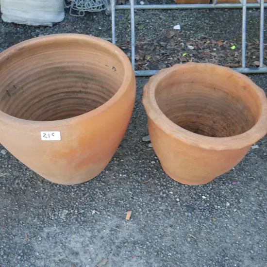 2 terracotta plant pots