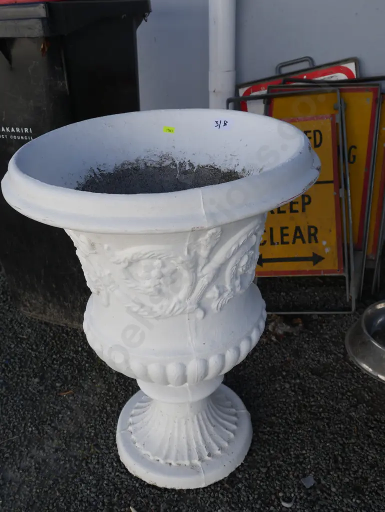Large concrete garden planter Image 1++