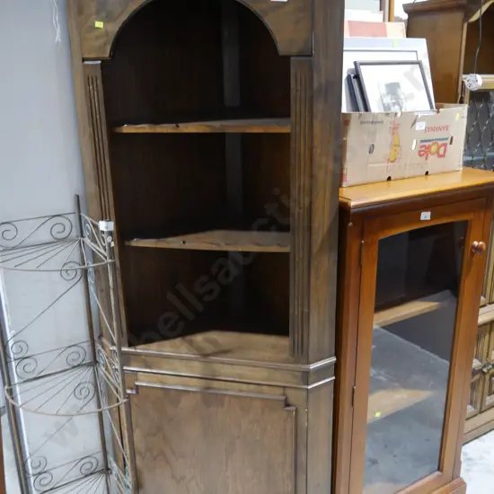 Corner cabinet