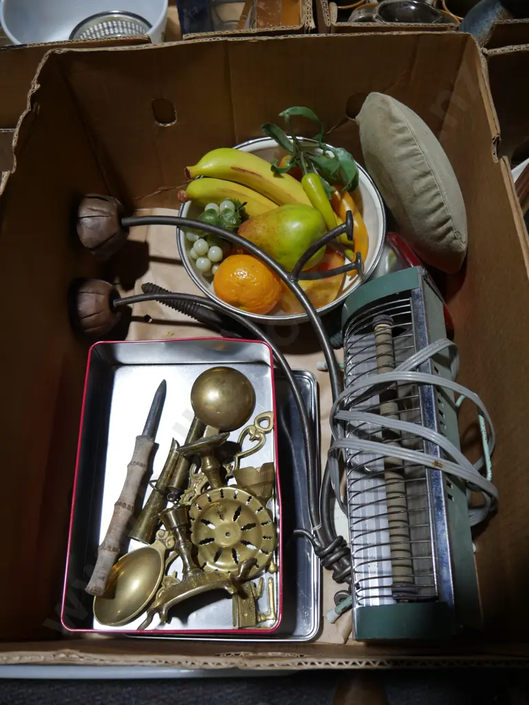 Brassware, plastic fruits etc Image 1++
