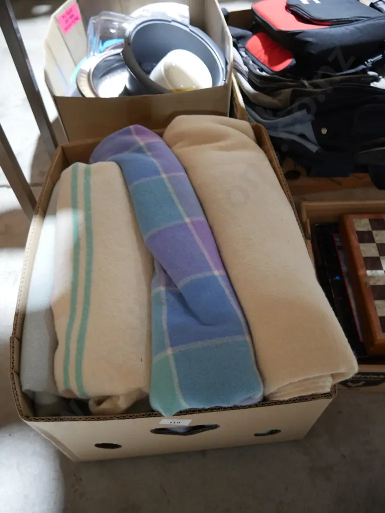 Box of woollen blankets Image 1++