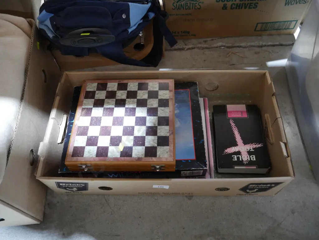 Box of games, jigsaw puzzles etc Image 1++