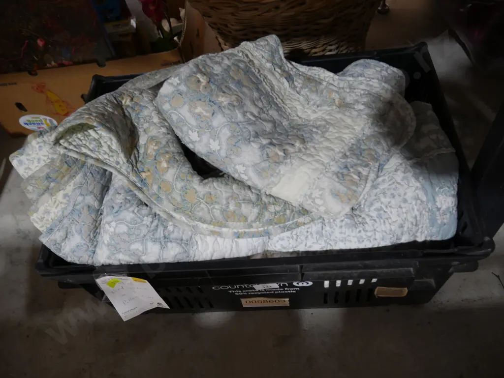 Bedspread and pillowcases Image 1++