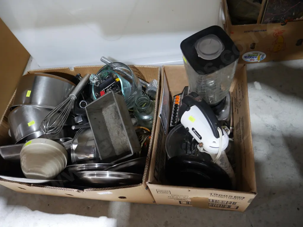 Two boxes of pots, blender etc Image 1++