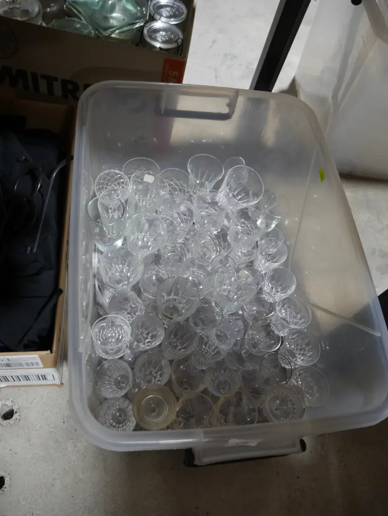 Box of glassware Image 1++