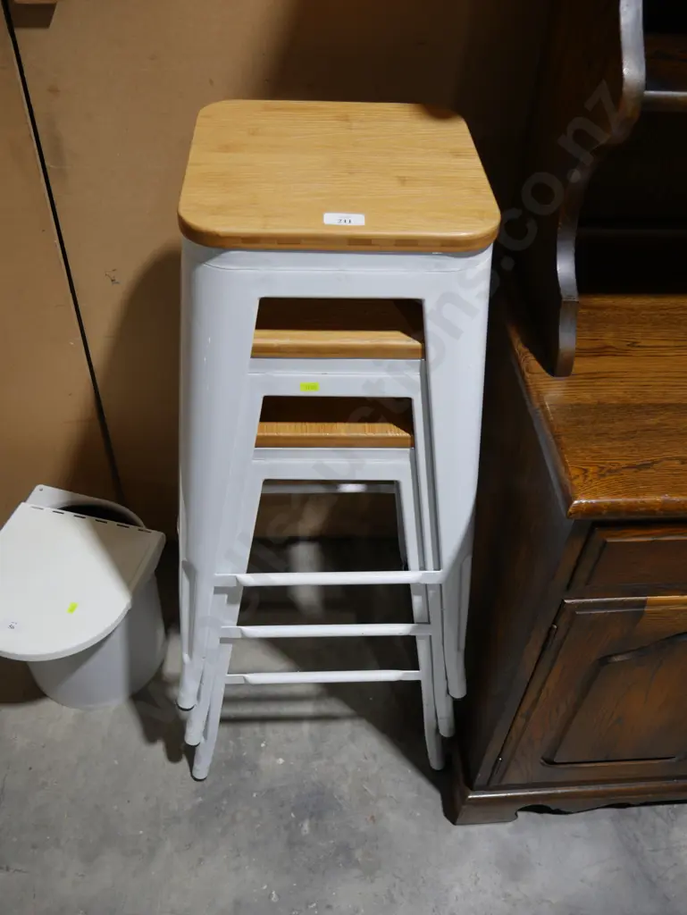 3 bar stools Image 1++