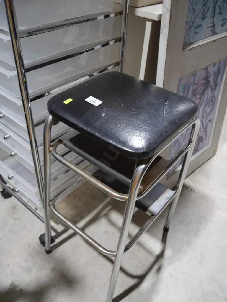 Retro step stool Image 1++
