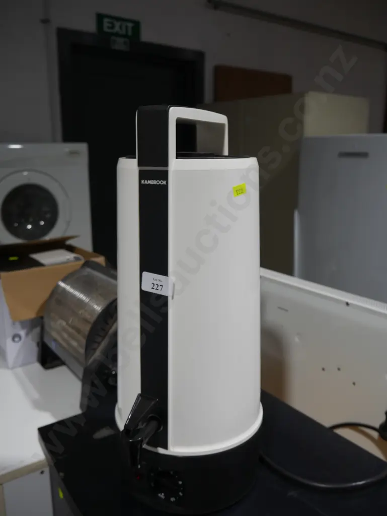 Kambrook hot water urn Image 1++