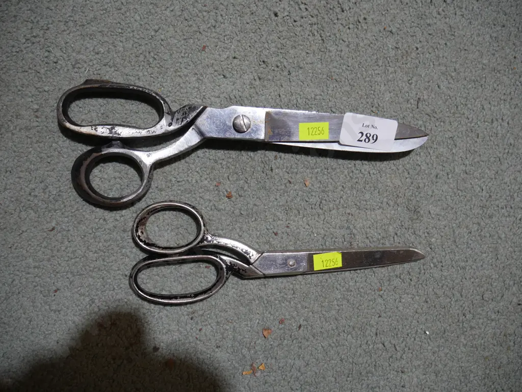 2 pair of scissors Image 1++