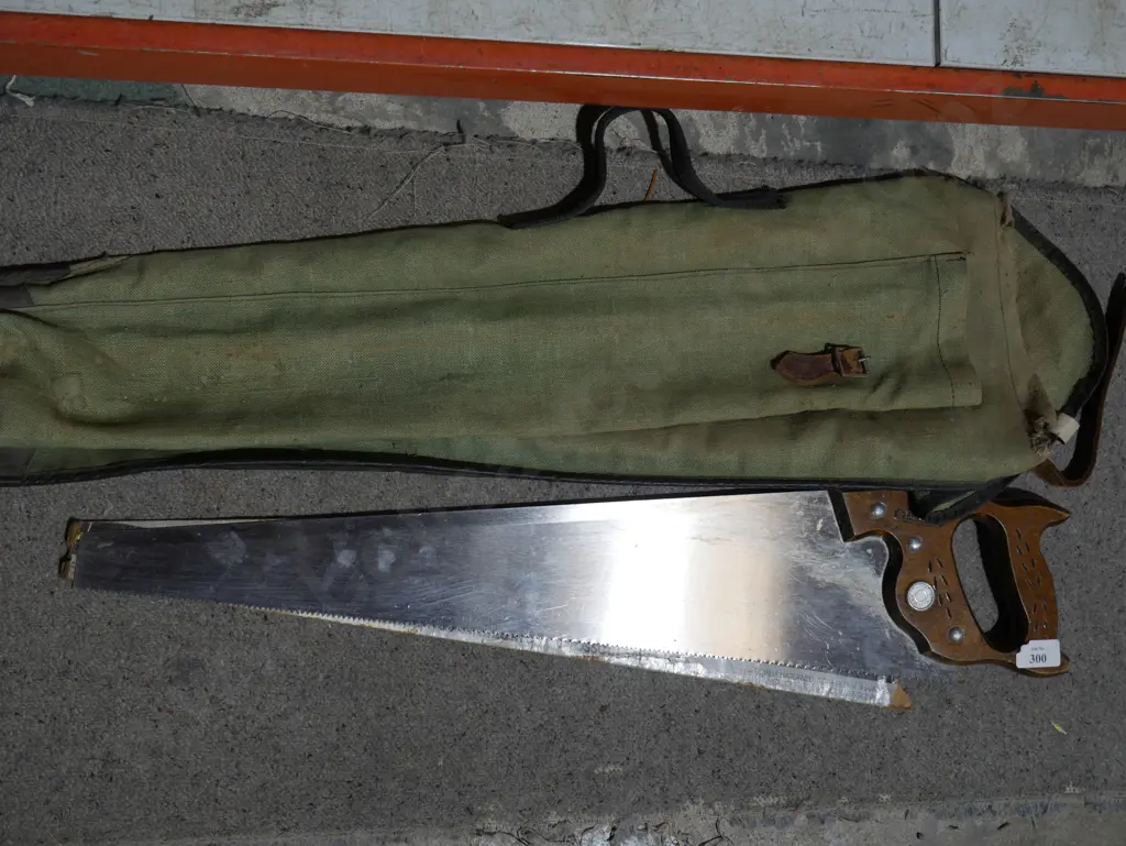 Hand saw and bag Image 1++