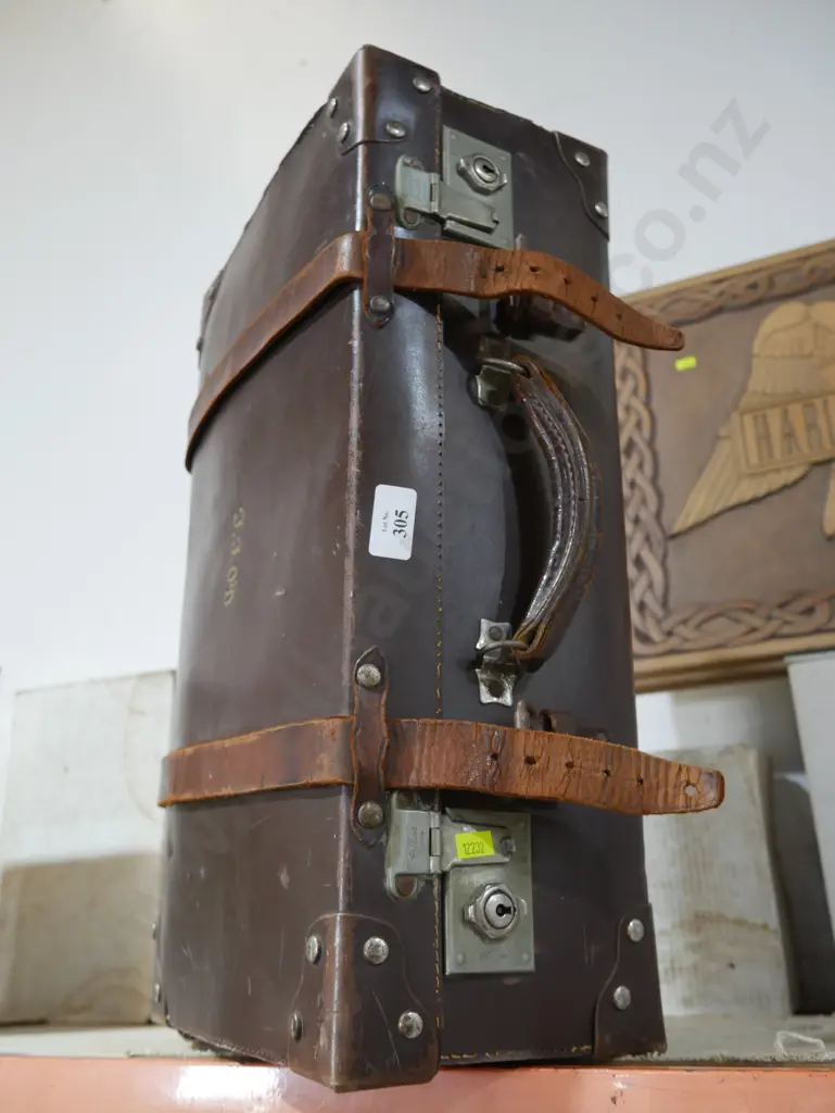 Leather suitcase Image 1++