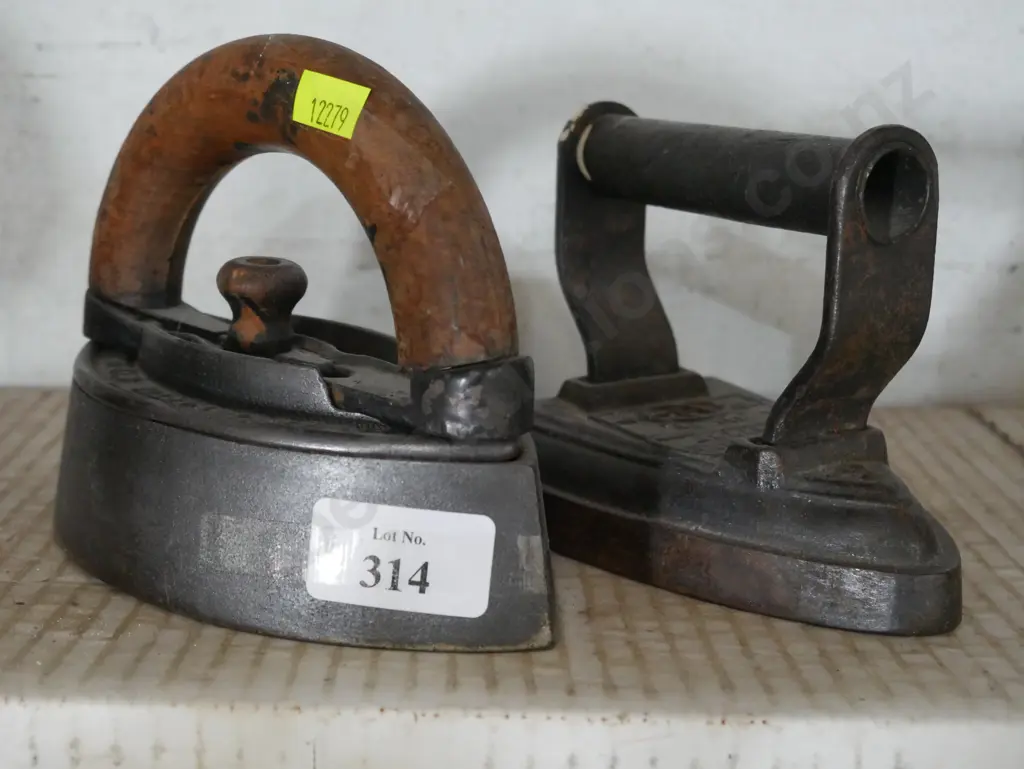 Two vintage irons Image 1++