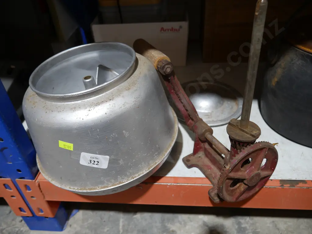 Butter churn Image 1++