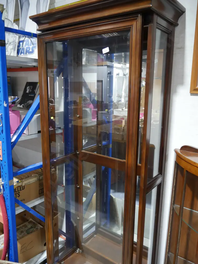 Display case  with sliding door, no shelves Image 1++