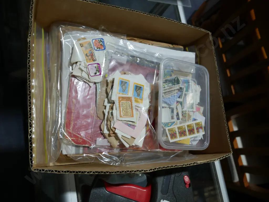 Stamp albums and loose stamps Image 1++