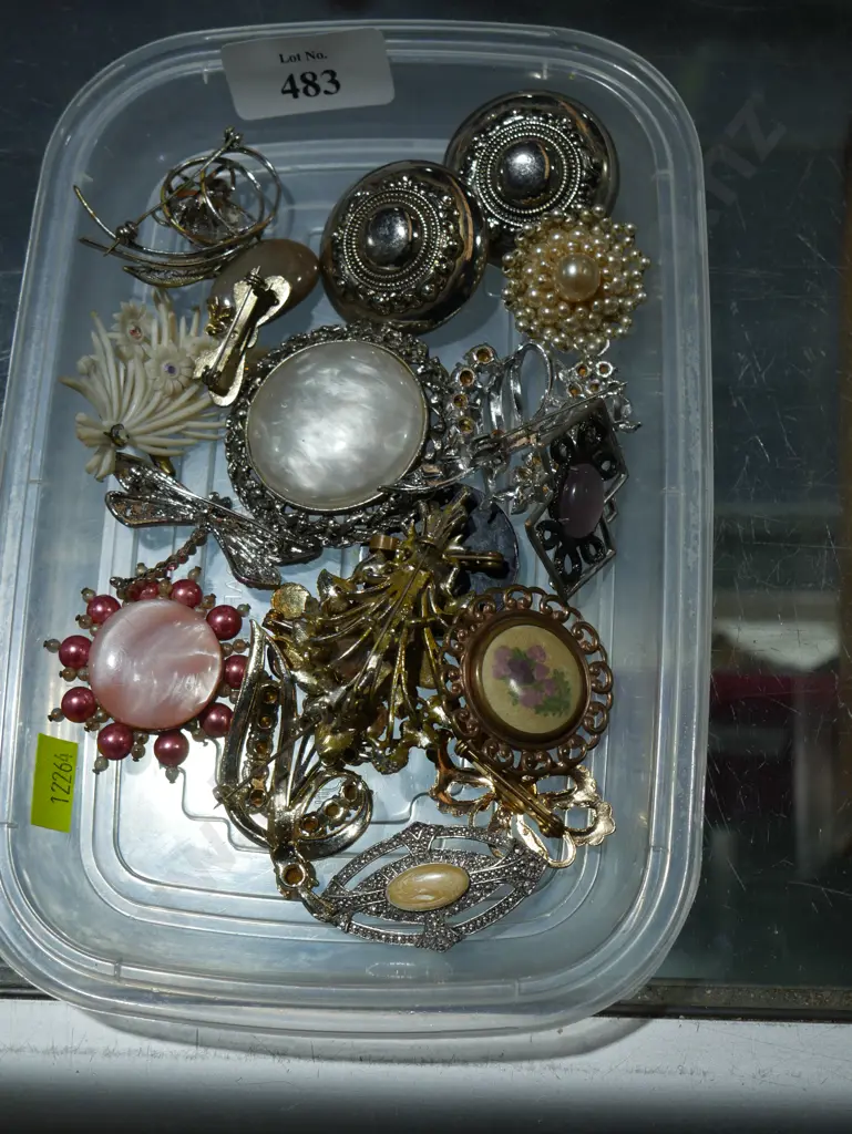 Costume jewellery Image 1++