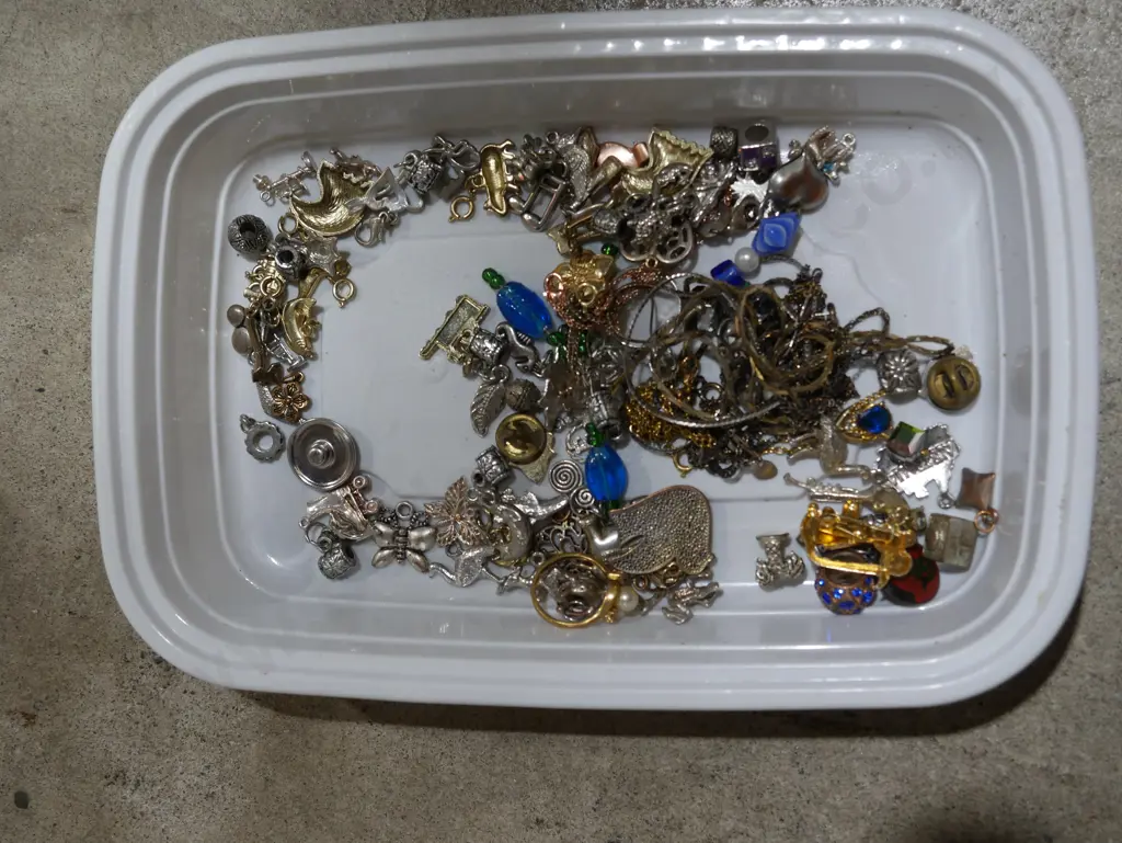 Costume jewellery Image 1++