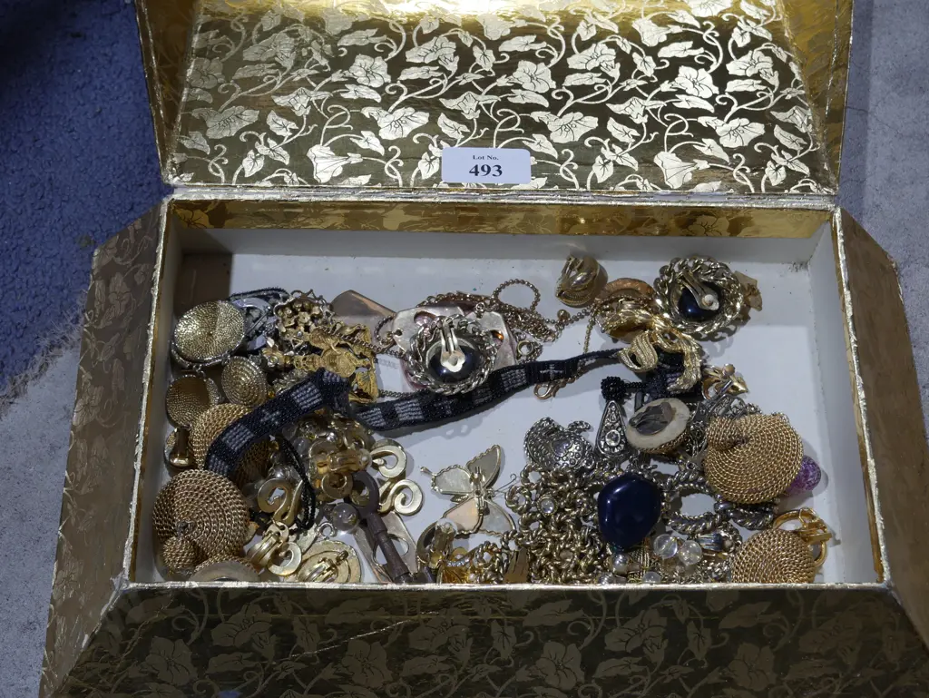 Costume jewellery Image 1++