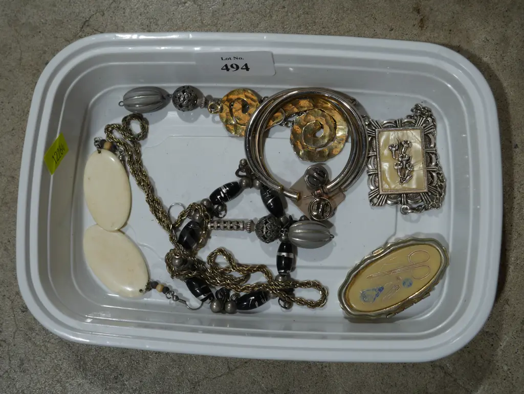 Costume jewellery Image 1++