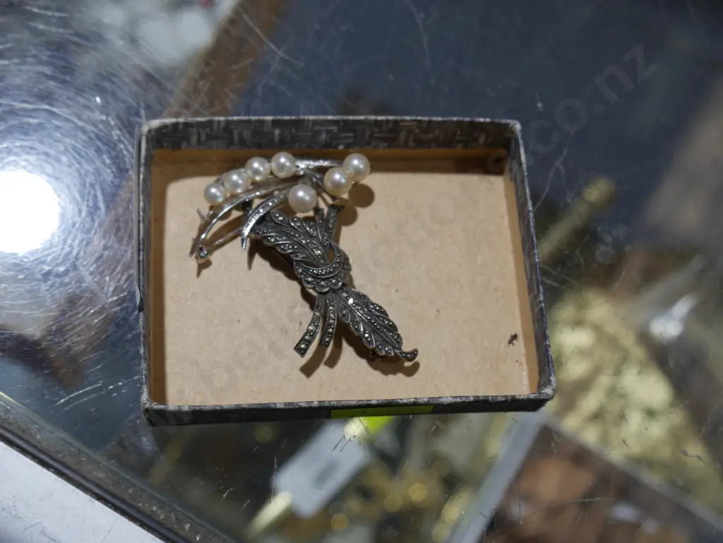2 silver brooches Image 1++