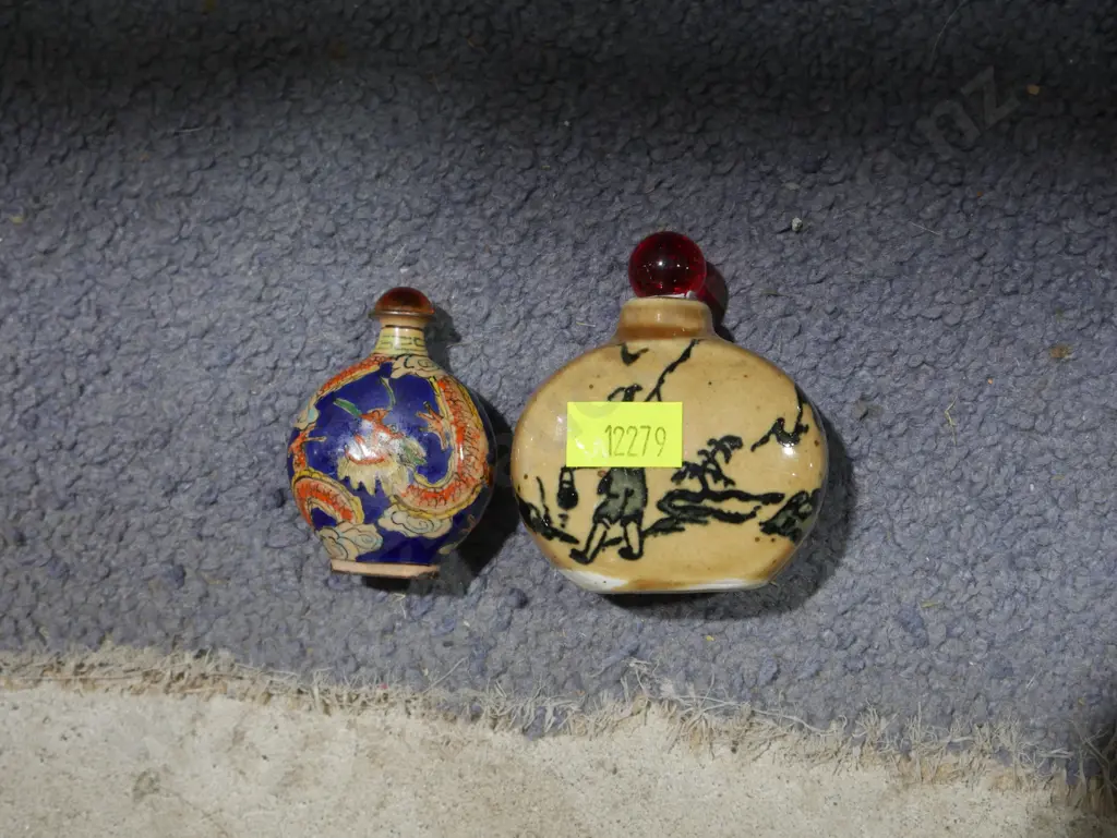 Two Oriental snuff bottles Image 1++