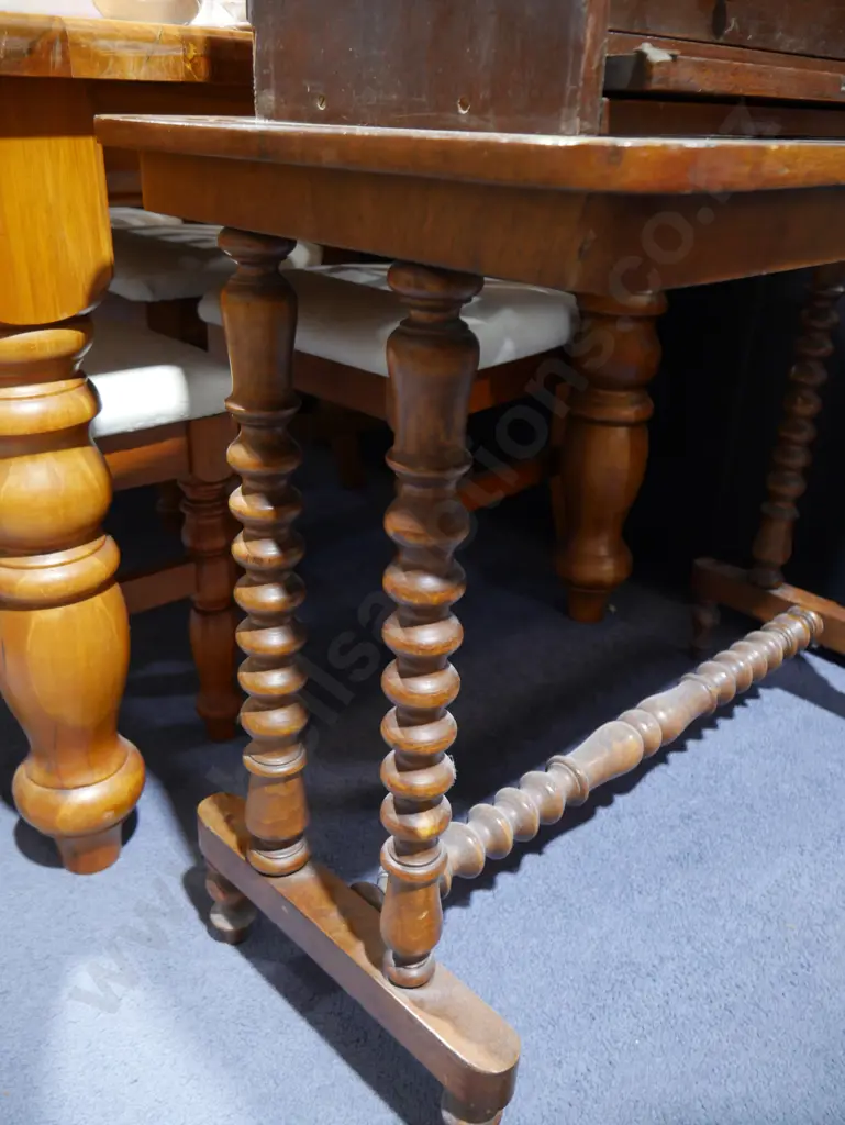Victorian bobbin leg side table Image 1++