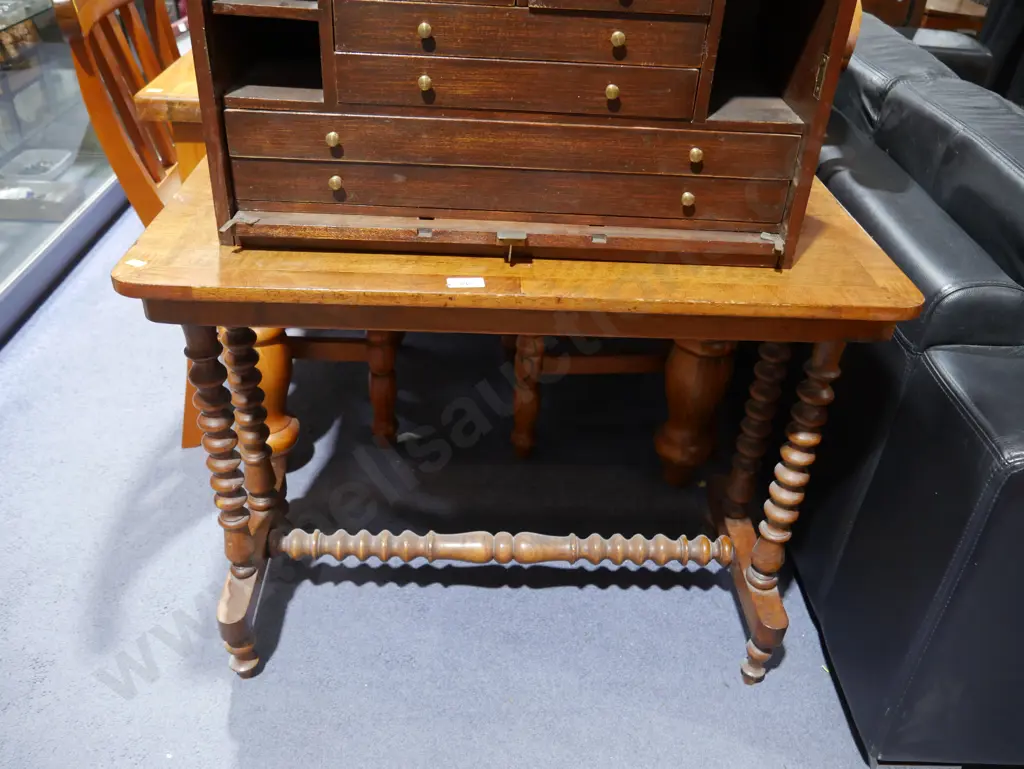 Victorian bobbin leg side table Image 1++