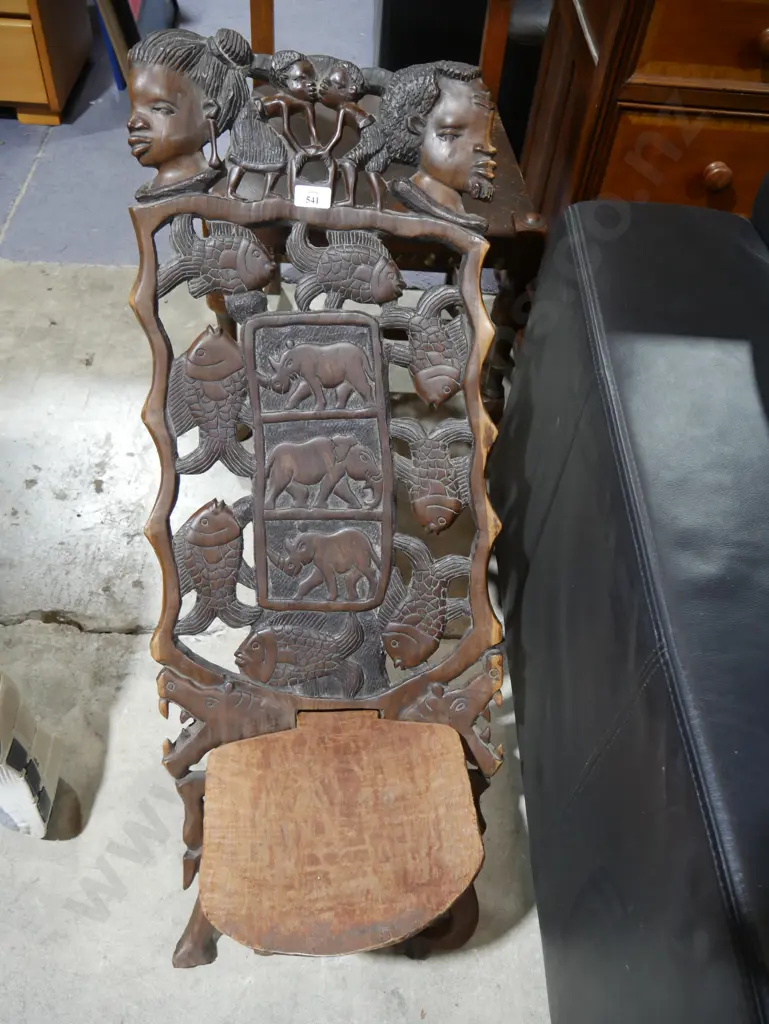 Malawi folding chair with carved animals Image 1++