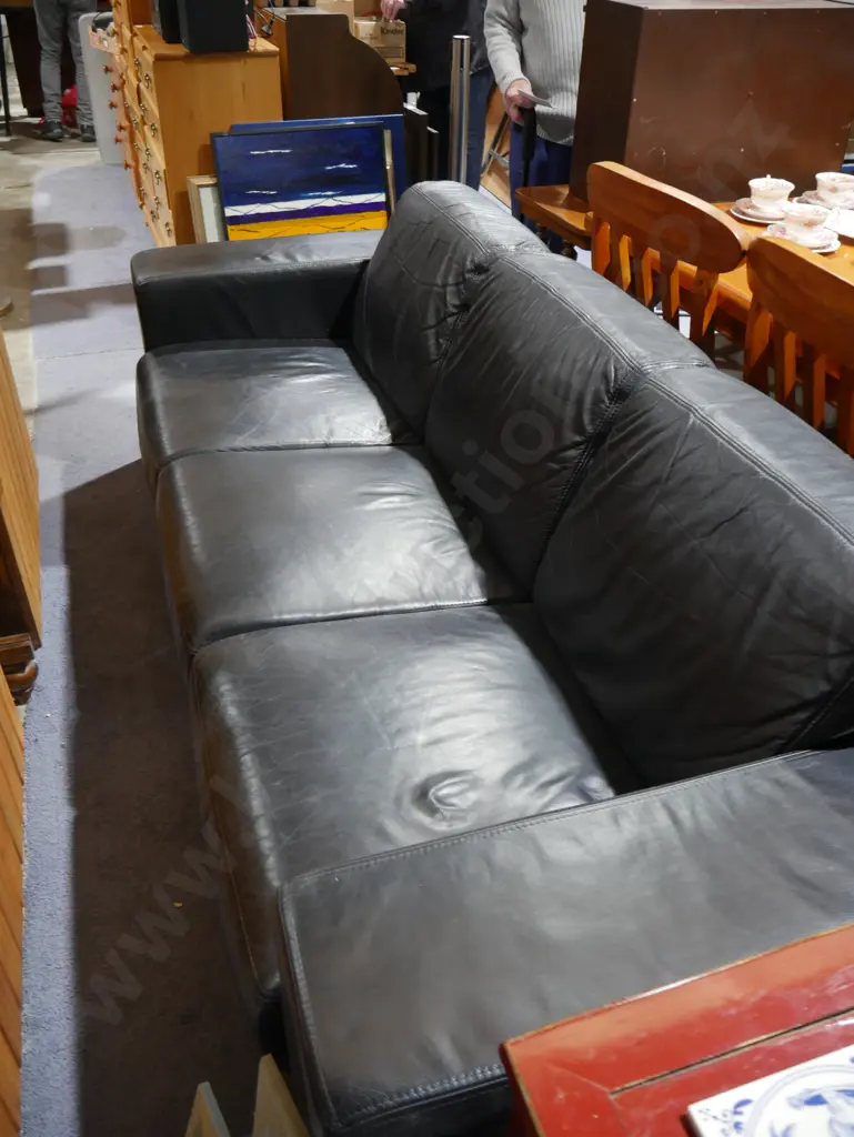 Two-piece black leather lounge suite Image 1++