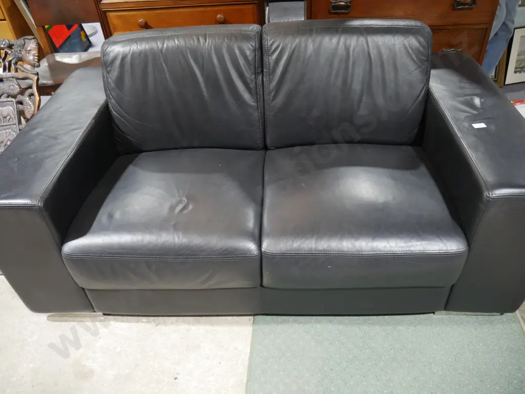 Two-piece black leather lounge suite Image 1++