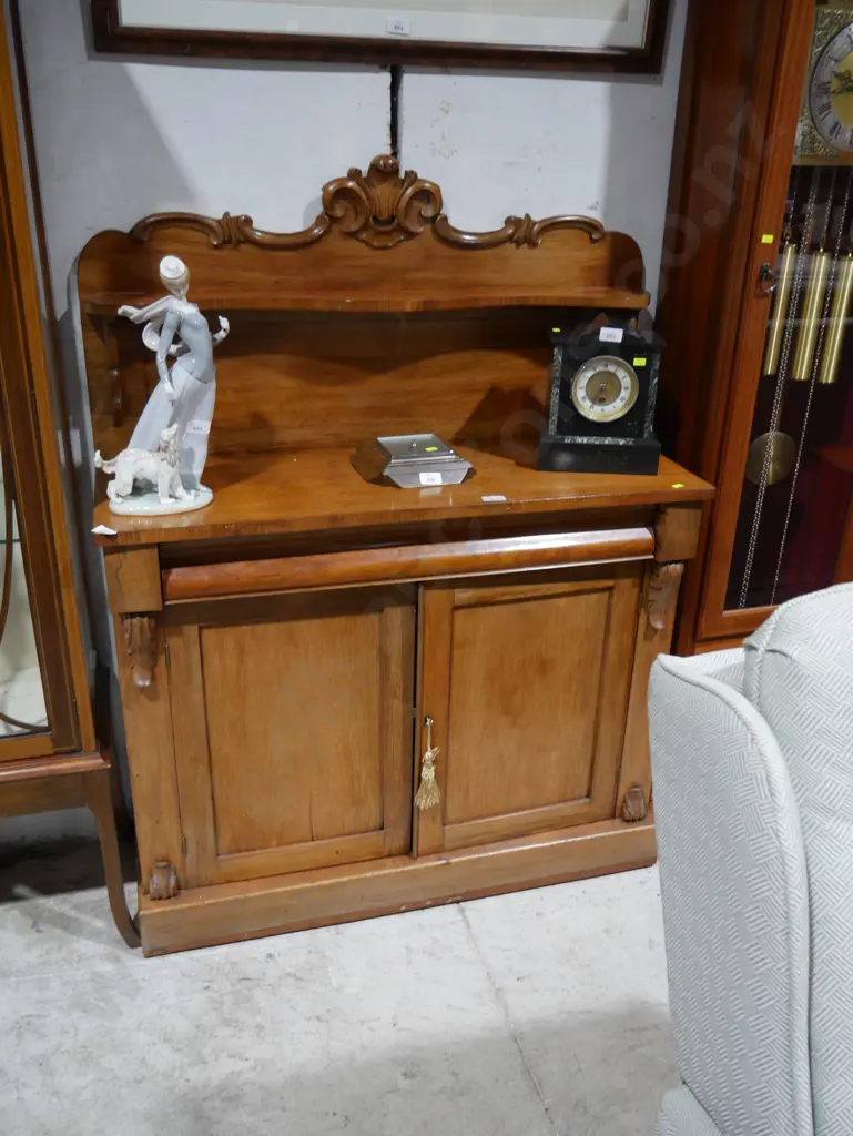 Sideboard Image 1++