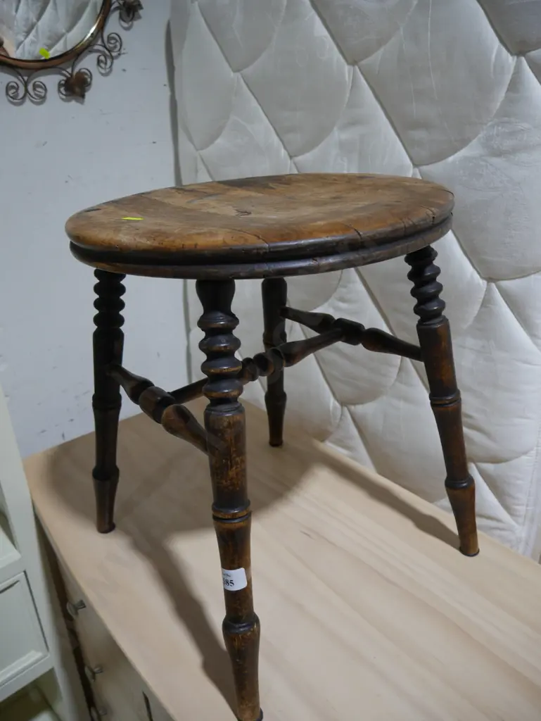 Wooden stool Image 1++