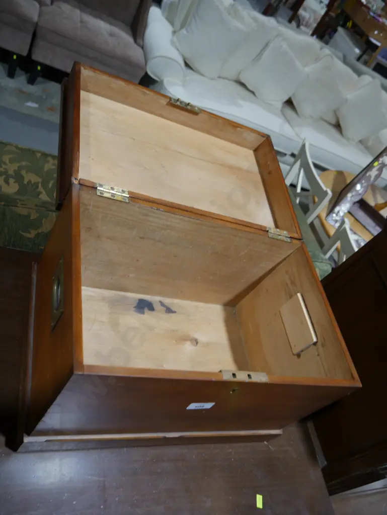 Small wooden trunk Image 1++