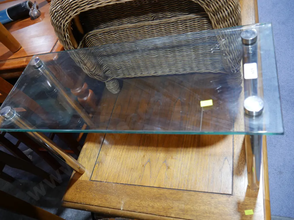 Glass side table Image 1++
