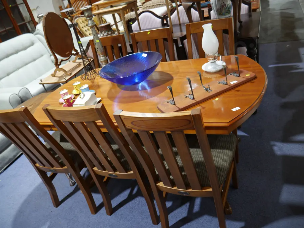 Dining table and 6 chairs Image 1++
