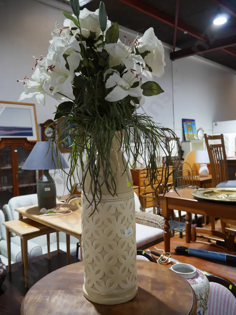 Vase and imitation flowers Image 1++