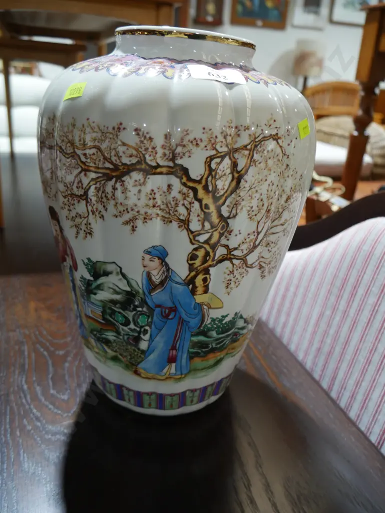 Oriental vase Image 1++