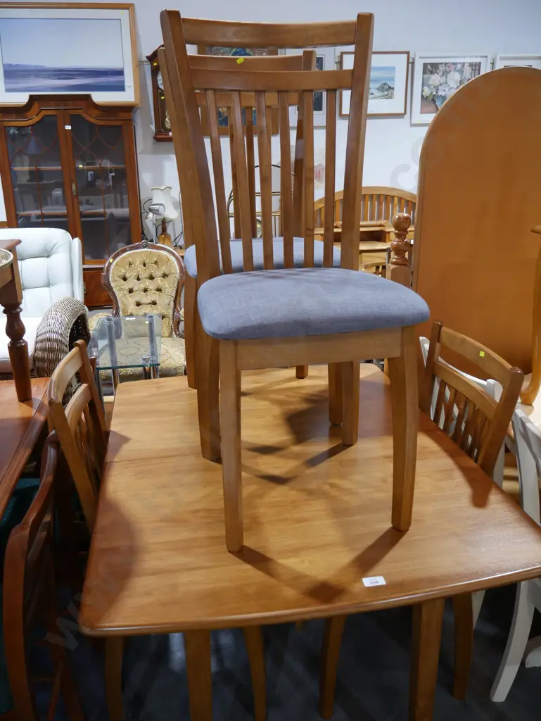 Dining table and four chairs Image 1++