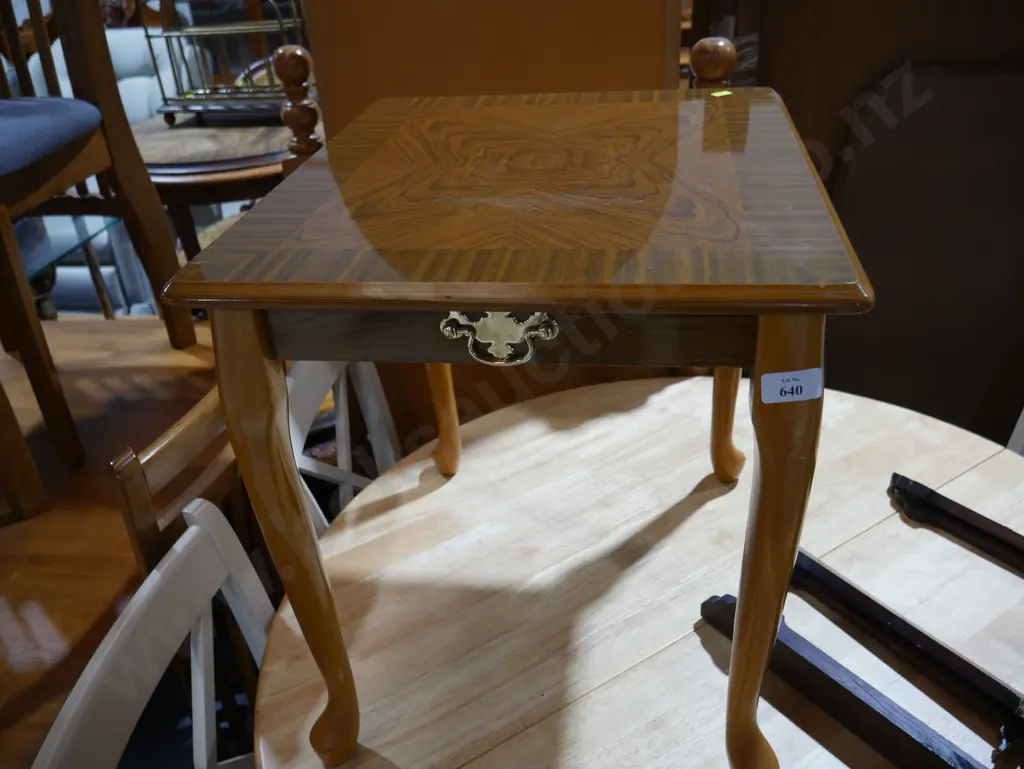 Side table Image 1++