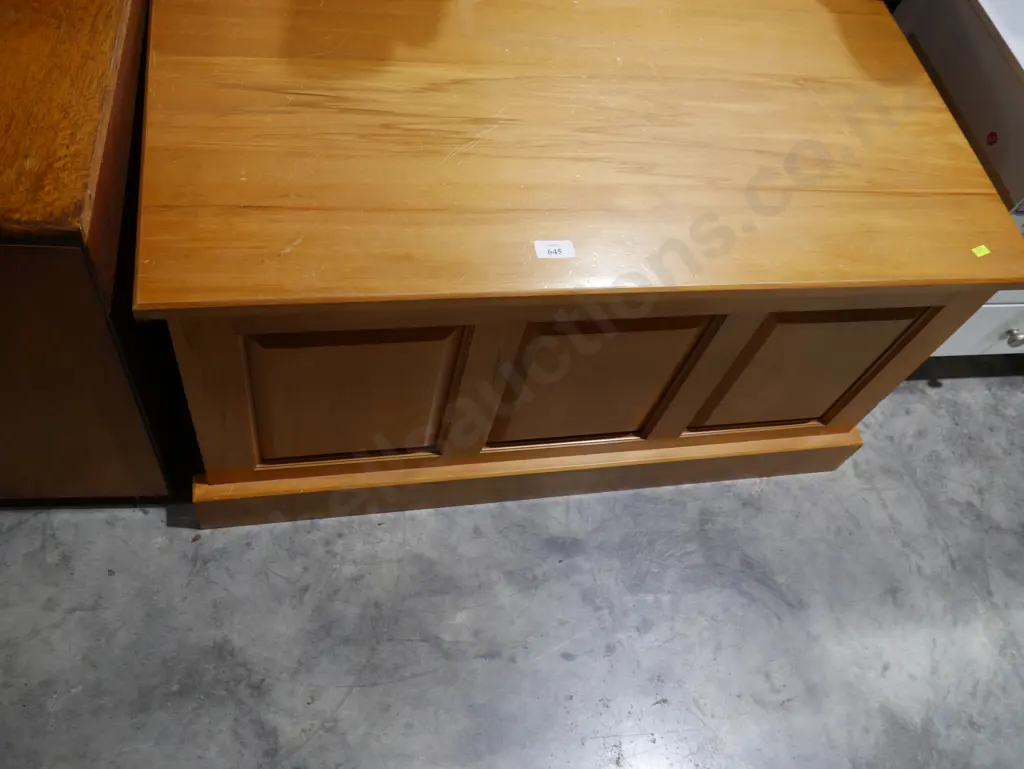 Wooden trunk Image 1++
