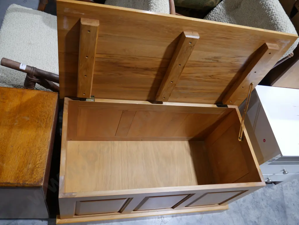 Wooden trunk Image 1++