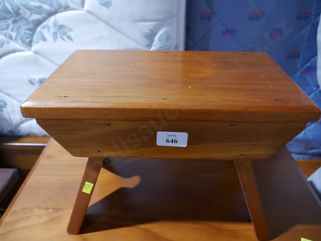 Small stool Image 1++