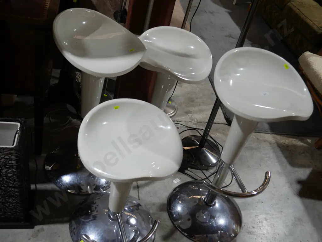 4 bar stools Image 1++