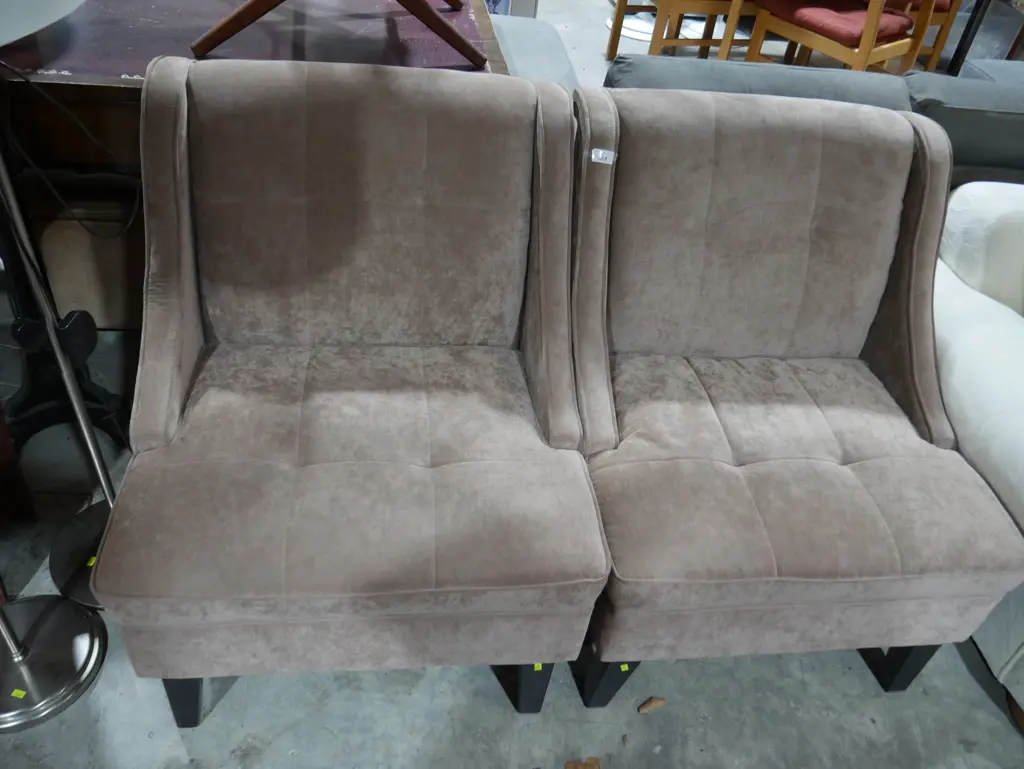 Two lounge chairs Image 1++