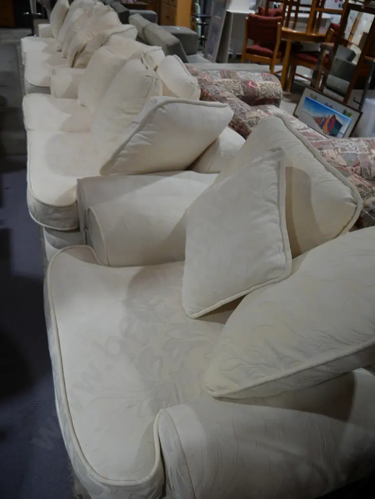 Three piece lounge suite Image 1++