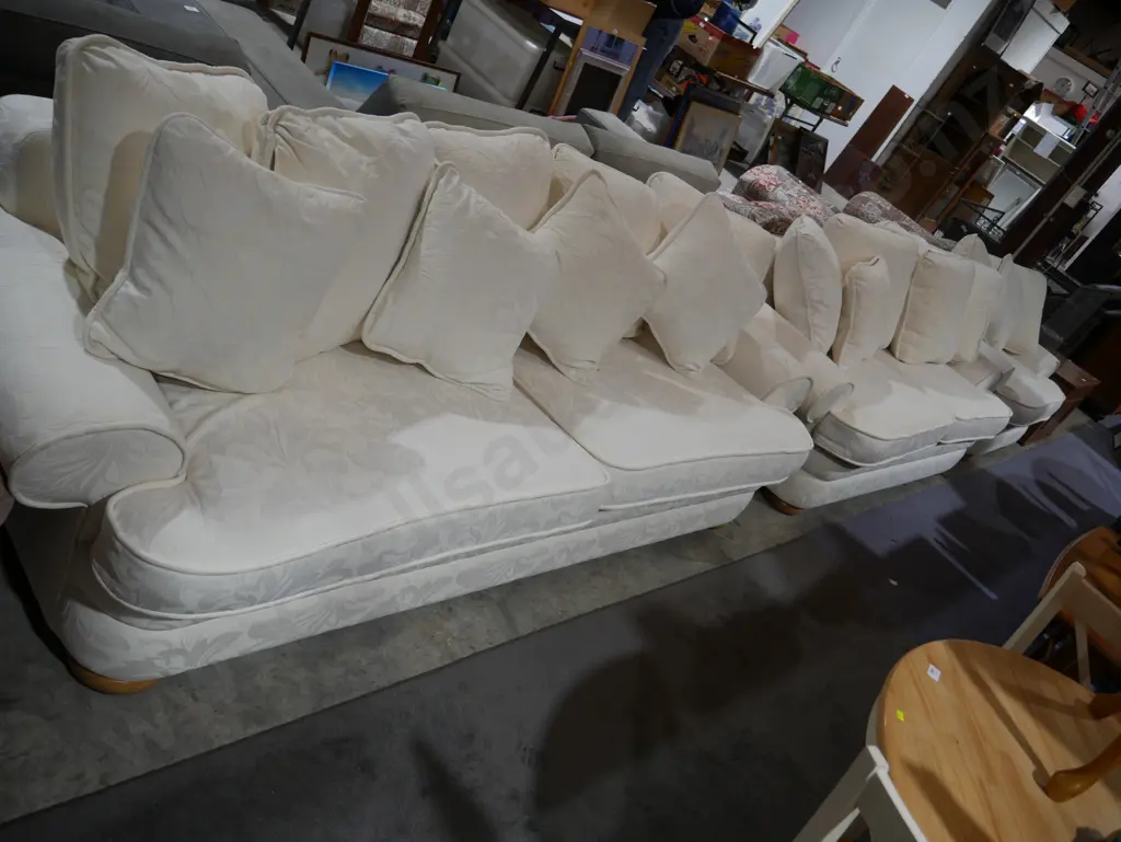 Three piece lounge suite Image 1++