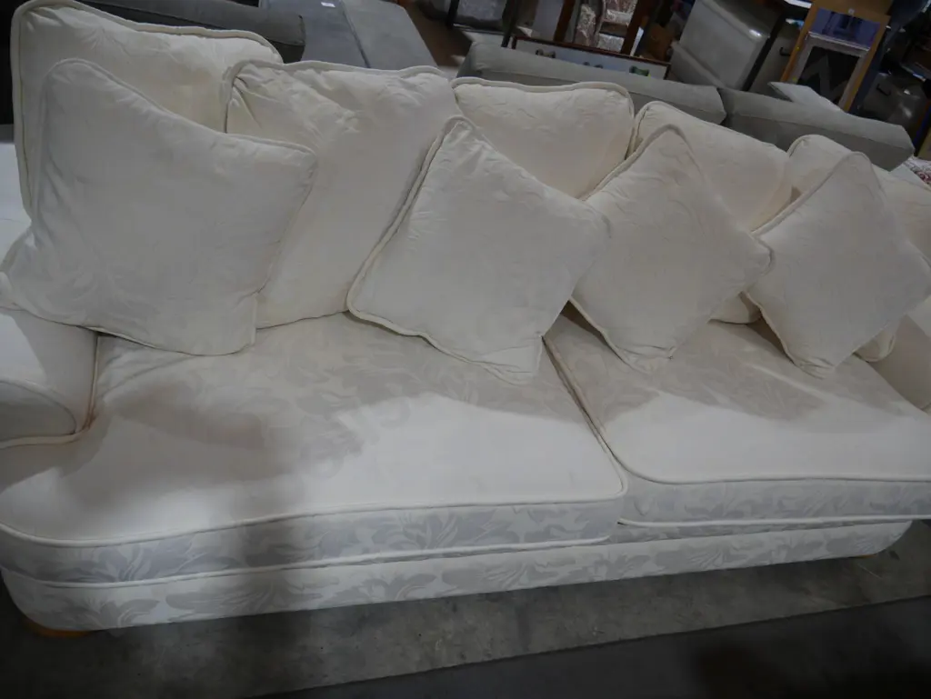 Three piece lounge suite Image 1++