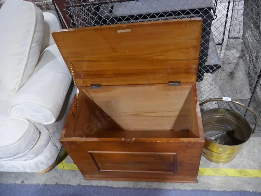 Wooden trunk Image 1++