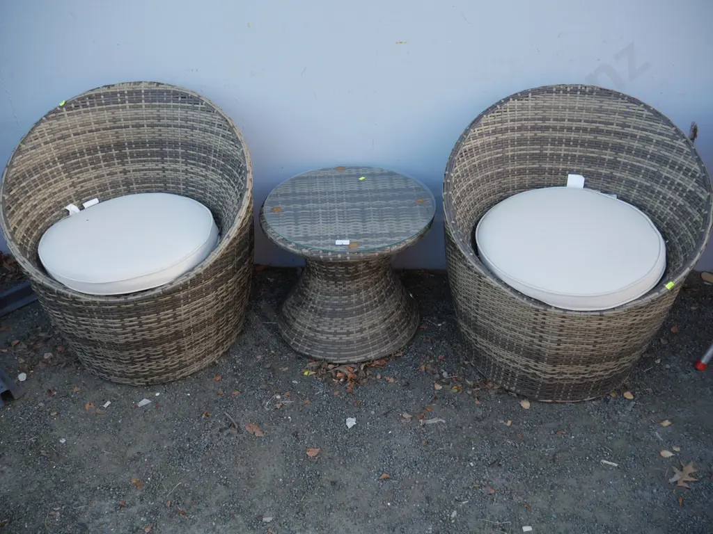 Three piece outdoor setting Image 1++
